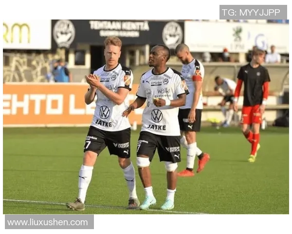 德芬与卡拉卡斯的较量揭示足球战术与团队合作的精彩对决