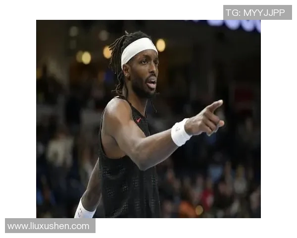杰拉米格兰特如何在NBA赛场上展现出色的全面能力与领导力